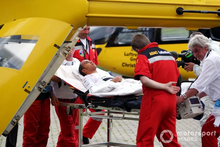 Lewis Hamilton,  McLaren, es llevado en helicóptero al hospital tras su fuerte accidente