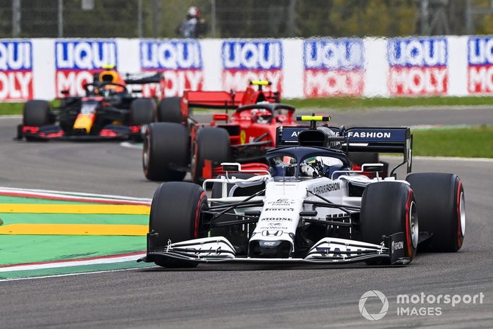Pierre Gasly, AlphaTauri AT01, Charles Leclerc, Ferrari SF1000, y Alex Albon, Red Bull Racing RB16