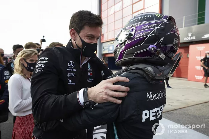 Toto Wolff, Executive Director (Business), Mercedes AMG, e Lewis Hamilton, Mercedes-AMG F1, 1° posto festeggiano nel parco chiuso