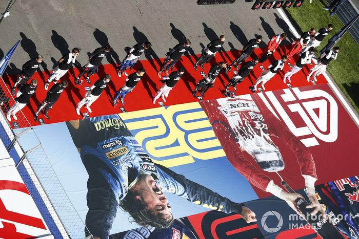 Los pilotos se alinean en la parrilla para el himno nacional