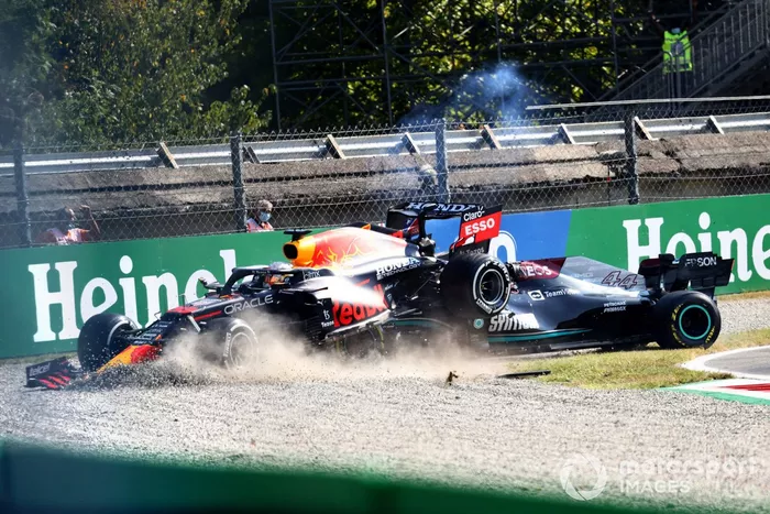 Max Verstappen, Red Bull Racing RB16B, y Lewis Hamilton, Mercedes W12, chocan mientras luchan por la posición