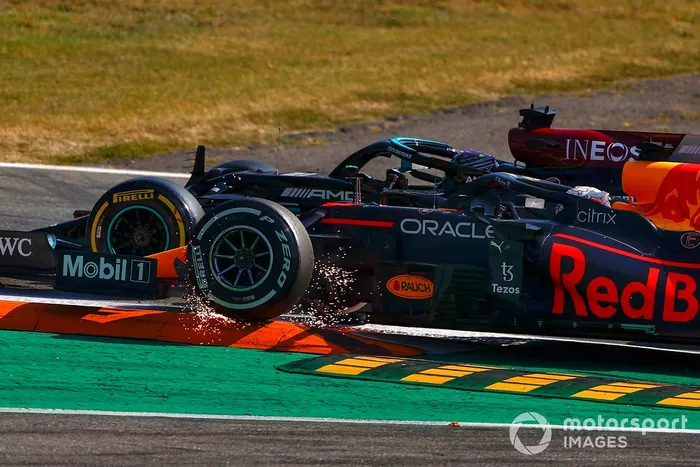 Choque de Lewis Hamilton, Mercedes W12, y Max Verstappen, Red Bull Racing RB16B