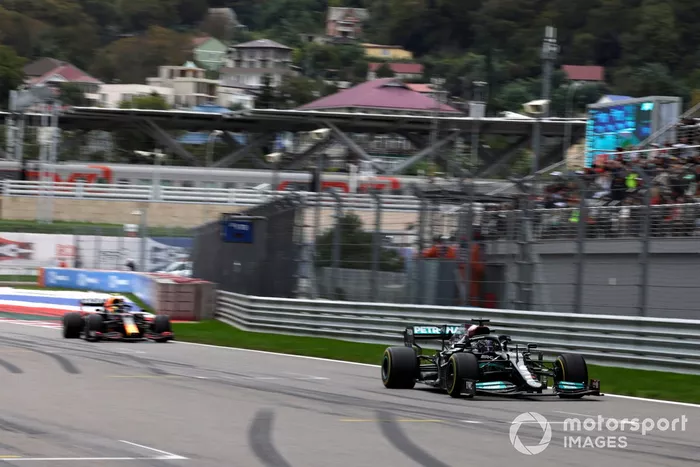 Lewis Hamilton, Mercedes W12, Sergio Pérez, Red Bull Racing RB16B