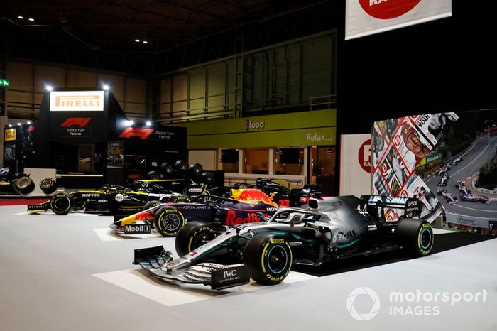 Un Renault R.S.19, un Red Bull Racing RB15 y un Mercedes AMG F1 W10 en el stand de F1 Racing