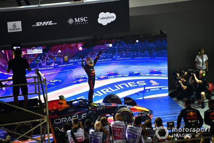 Ganador Sergio Pérez, Red Bull Racing, celebra en Parc Ferme