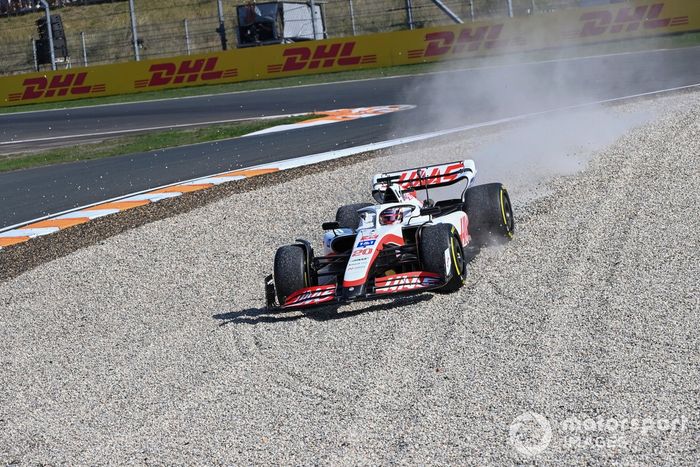 Kevin Magnussen, Haas VF-22, en la grava
