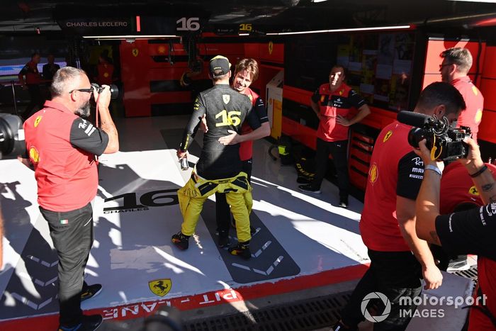 Ganador de la pole, Charles Leclerc, de Ferrari, celebra en el garaje de Ferrari