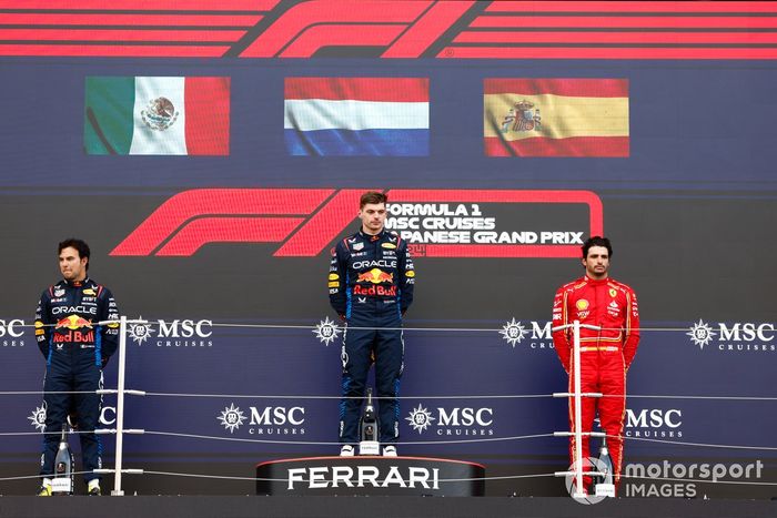 Sergio Pérez, Red Bull Racing, 2ª posición, Max Verstappen, Red Bull Racing, 1ª posición, Carlos Sainz, Scuderia Ferrari, 3ª posición, en el podio.