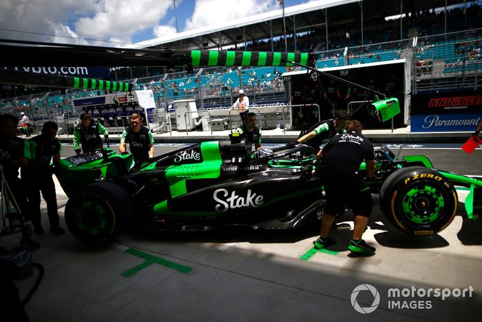 Mecánicos del Stake F1 Team Kick Sauber empujan el coche de Zhou Guanyu, Stake F1 Team Kick Sauber C44, de vuelta al garaje.