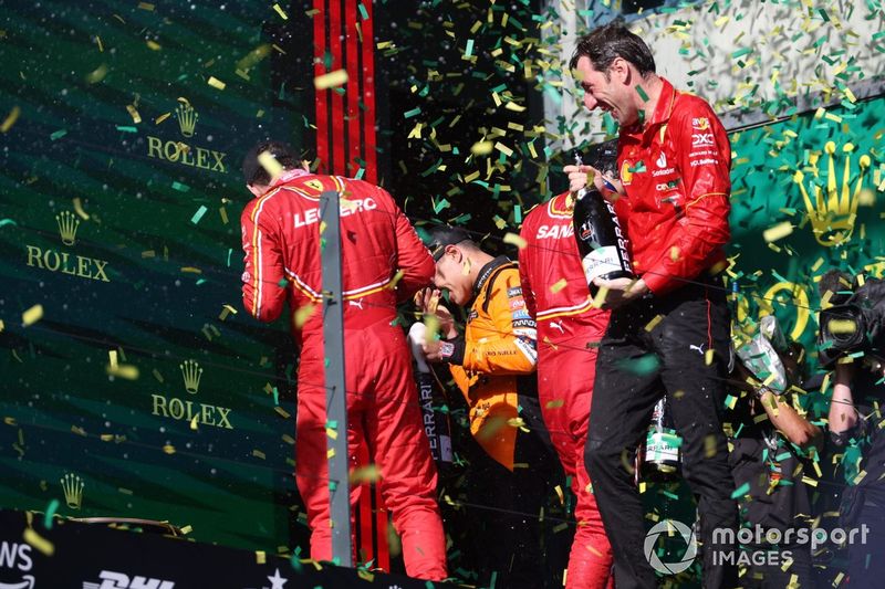 Il delegato al trofeo Ferrari spruzza Charles Leclerc, Scuderia Ferrari, 2° classificato, con lo Champagne sul podio