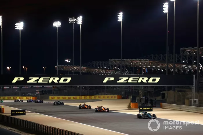 Fernando Alonso, Aston Martin AMR24, Lando Norris, McLaren MCL38, Oscar Piastri