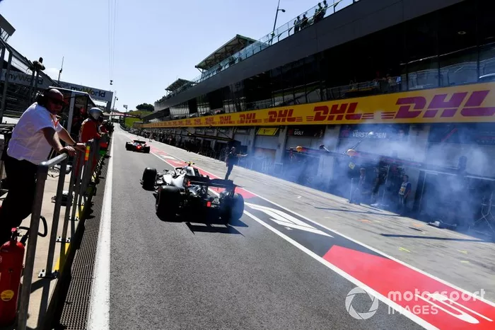 Auto di Valtteri Bottas, Mercedes AMG W10 fuma nella pit lane