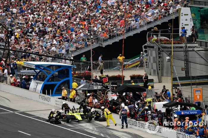 Sebastien Bourdais, Dale Coyne Racing with Vasser-Sullivan Honda pit stop