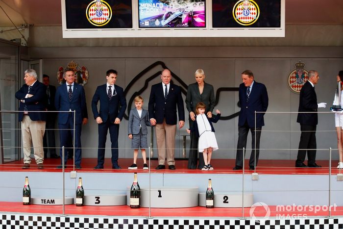 La familia real monegasca en el podio, incluidos el príncipe Alberto III y la princesa Charlene