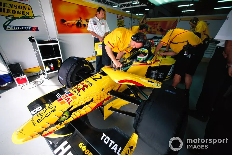 2025年は”巳年”だから蛇のF1……大胆なノーズ先端カラーリングの