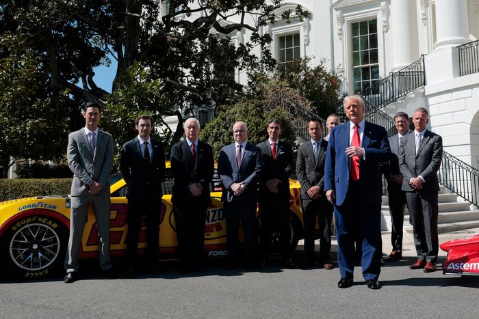 El presidente de Estados Unidos, Donald Trump, Roger Penske, el comisionado de la NASCAR, Steve Phelps, y el presidente de la NASCAR, Steve O'Donnell, Joey Logano, Ryan Blaney.