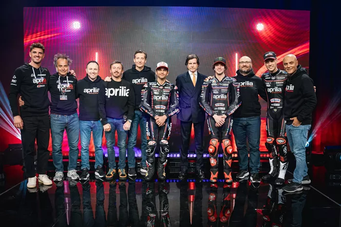 Paolo Bonoro, team manager Aprilia Racing, Max Biaggi, Jorge Martin, Aprilia Racing. Massimo Rivola, CEO Aprilia Racing, Marco Bezzecchi, Aprilia Racing. Fabiano Sterlacchini, directeur technique Aprilia Racing, Lorenzo Savadori, Aprilia Racing 