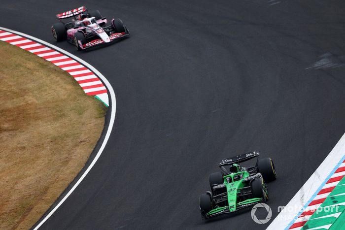 Nico Hulkenberg, Sauber, Esteban Ocon, Haas F1 Team