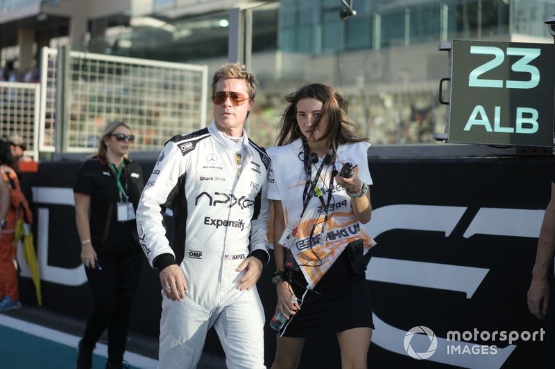 Brad Pitt en la parrilla de salida del rodaje de la película sobre F1