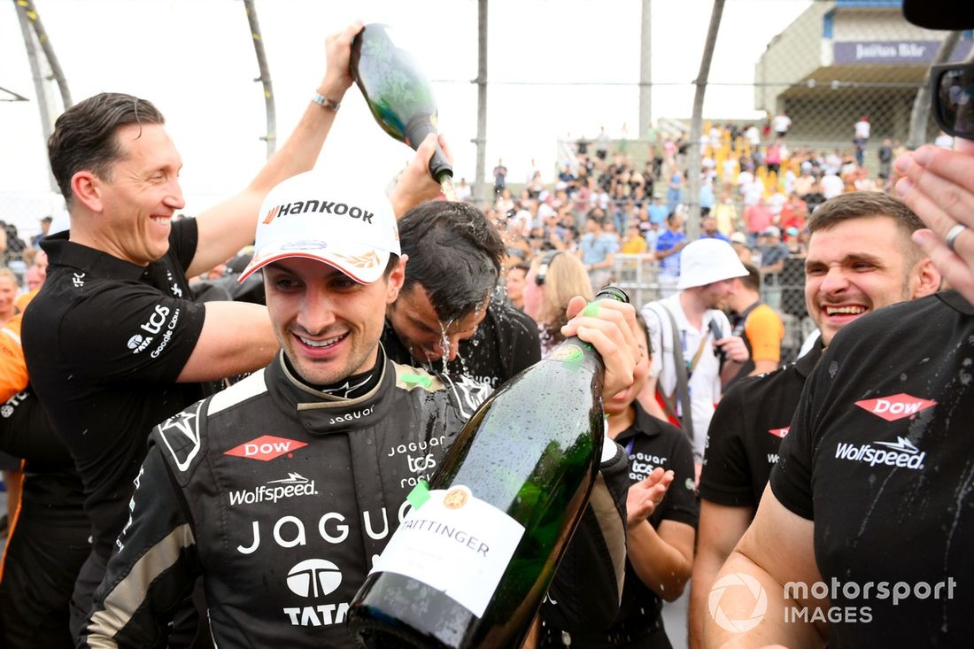 James Barclay, director del equipo Jaguar TCS Racing, vierte champán sobre un compañero de equipo mientras el ganador de la carrera Mitch Evans , Jaguar TCS Racing huye