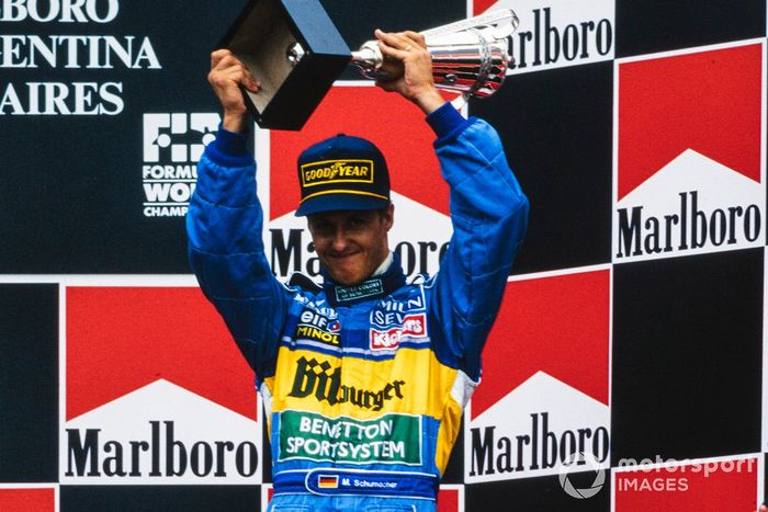 Michael Schumacher, tercero clasificado, celebra en el podio