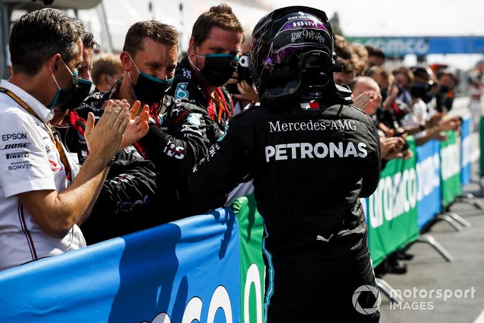 Ganador Lewis Hamilton, Mercedes-AMG Petronas F1, celebra en parc ferme