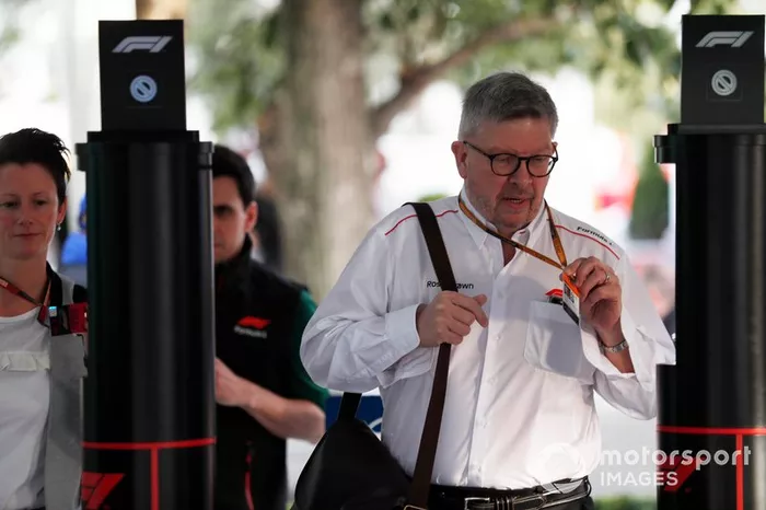 Ross Brawn, Director General de Deportes de Motor, FOM, llega al paddock