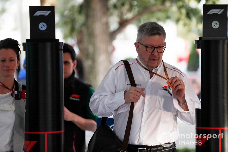 Ross Brawn, Director General de Deportes de Motor, FOM, llega al paddock