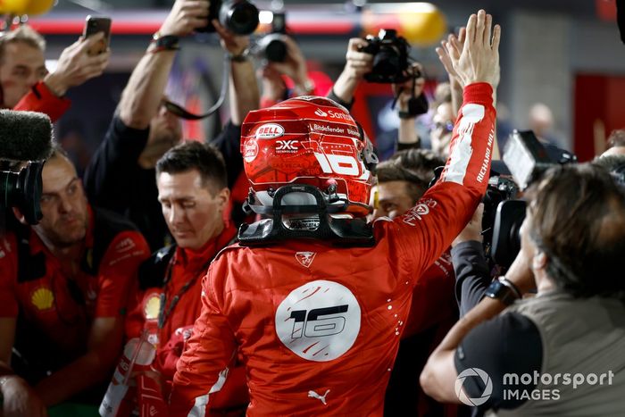 Charles Leclerc, Scuderia Ferrari, celebra con sus compañeros tras conseguir la pole