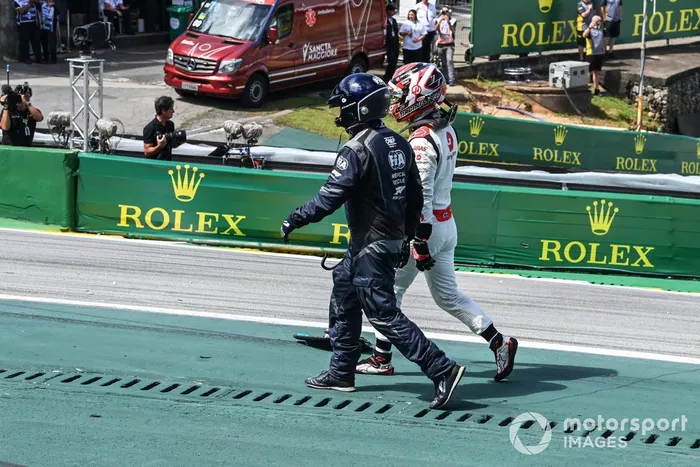 Kevin Magnussen, Haas F1 Team, regresa al garaje tras un accidente en la primera vuelta con Alex Albon, Williams FW45