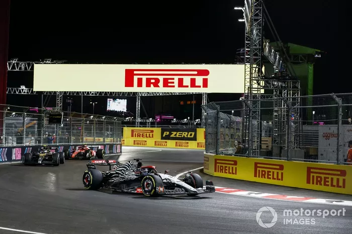Daniel Ricciardo, AlphaTauri AT04, Zhou Guanyu, Alfa Romeo C43, Carlos Sainz, Ferrari SF-23