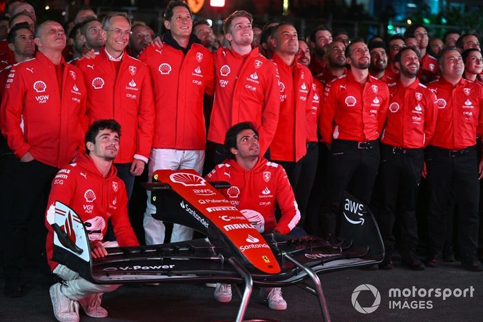 Charles Leclerc, Scuderia Ferrari, Carlos Sainz, Scuderia Ferrari, posan con la Scuderia Ferrari para una foto de equipo.