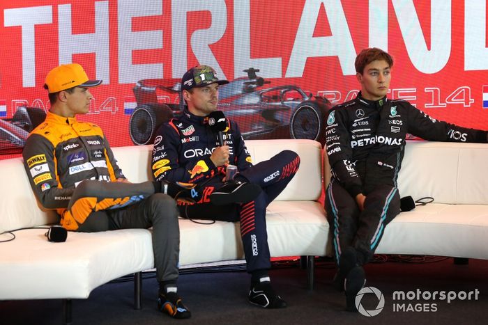 Lando Norris, McLaren, el hombre de la pole Max Verstappen, Red Bull Racing, y George Russell, Mercedes-AMG, en la rueda de prensa posterior a la clasificación.
