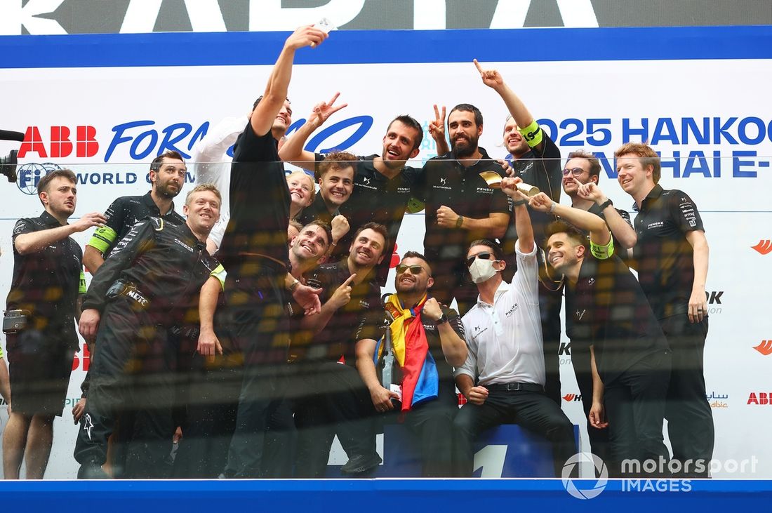 Jay Penske, dyrektor zespołu DS Penske, świętuje na podium z członkami zespołu.