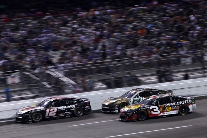 Ryan Blaney, Team Penske Ford, Austin Dillon, Richard Childress Racing Chevrolet