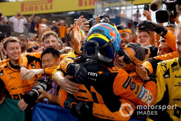 Oscar Piastri, McLaren F1 Team, 1ª posición, lo celebra con su equipo a su llegada al Parc Ferme