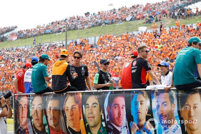 George Russell, Mercedes-AMG F1 Team, saluda a Lando Norris, McLaren F1 Team, durante el desfile de pilotos.