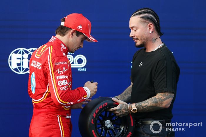 J Balvin wręcza Charlesowi Leclercowi, Scuderia Ferrari, nagrodę Pirelli Pole Position Award 