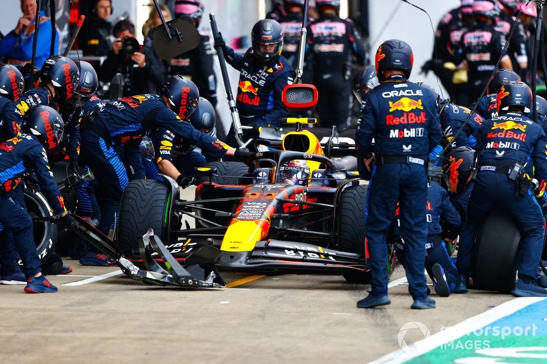 Sergio Pérez, Red Bull Racing RB20, hace una parada en boxes