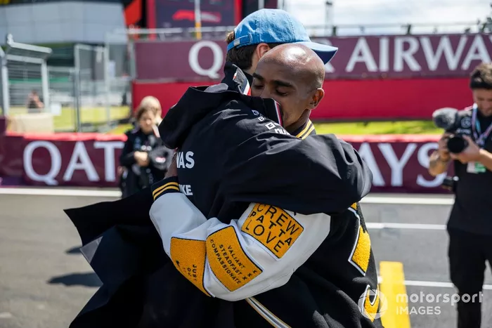 George Russell, del equipo Mercedes-AMG F1, se reúne con Mo Farah, estrella retirada de las carreras de fondo