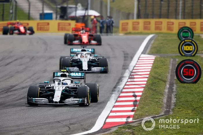 Valtteri Bottas, Mercedes AMG W10 por delante de Lewis Hamilton, Mercedes AMG F1 W10 y Sebastian Vettel, Ferrari SF90 en la vuelta de formación