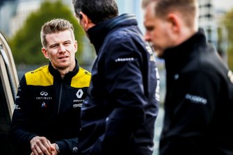 Nico Hulkenberg, Renault F1 Team, Guenther Steiner, Team Principal, Haas F1 and Kevin Magnussen, Haas F1 Team on the way to the Federation Square event