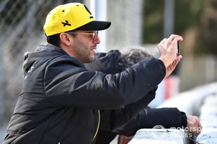 Daniel Ricciardo, Renault F1 Team y Alain Prost, Renault F1 Team Special Advisor ven las acciones