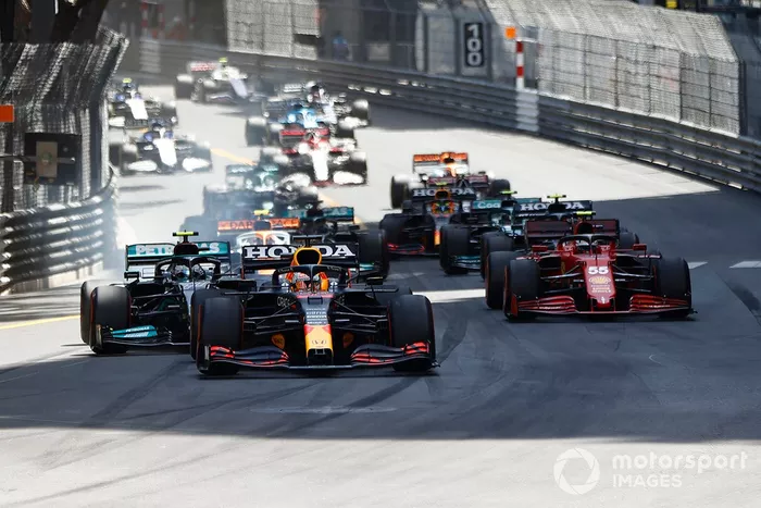 Arrancada Max Verstappen, Red Bull Racing RB16B, líder 