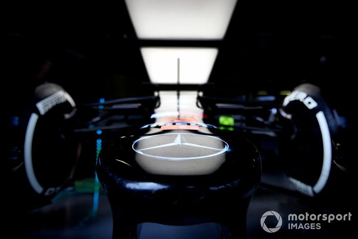 El logo de Mercedes en el morro del coche de Lewis Hamilton, Mercedes W12 