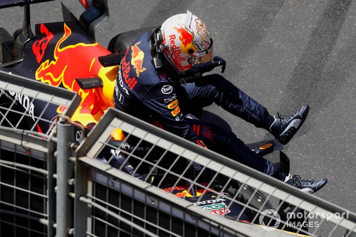 Max Verstappen, Red Bull Racing RB16B, tras su accidente