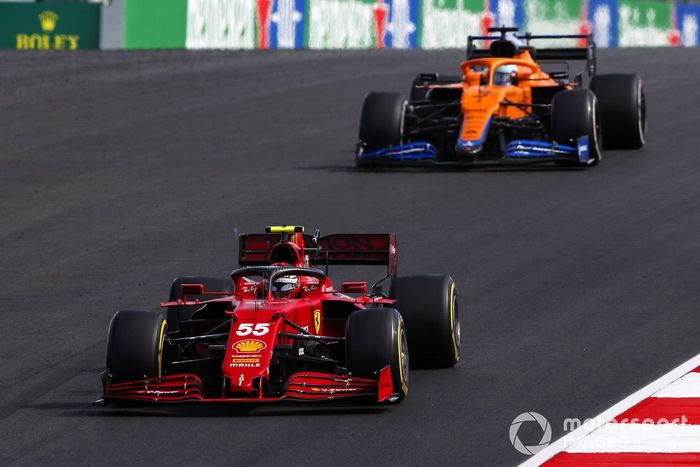 Carlos Sainz Jr., Ferrari SF21, Daniel Ricciardo, McLaren MCL35M