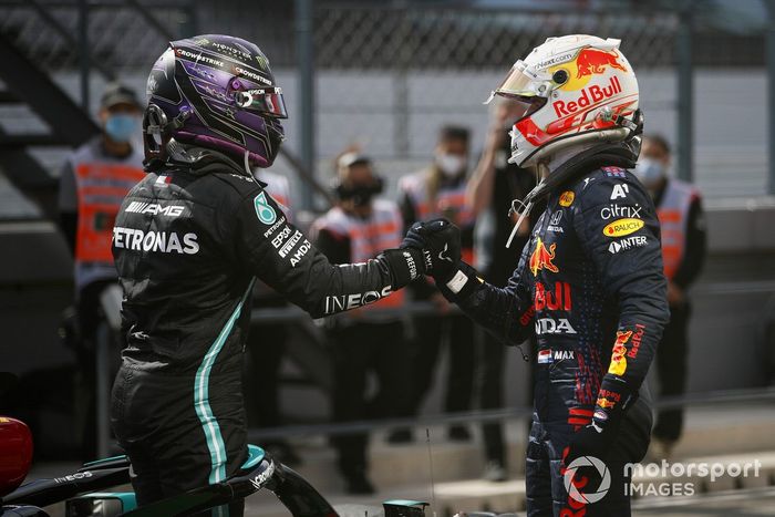 Segundo lugar Max Verstappen, Red Bull Racing, felicita al ganador  Lewis Hamilton, Mercedes, en Parc Ferme