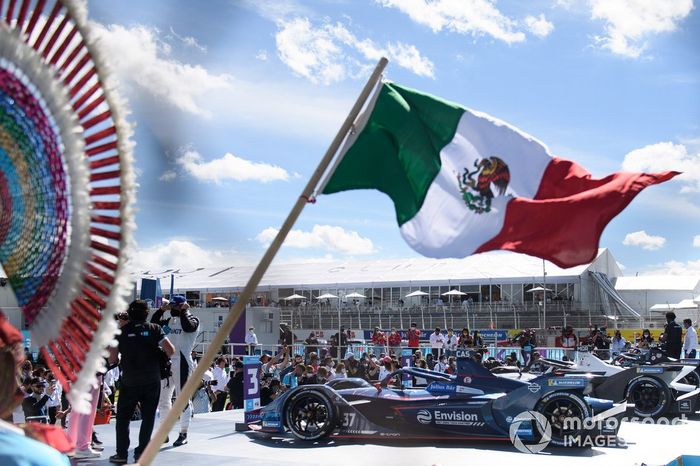Ganador Edoardo Mortara, Venturi Racing, en Parc Ferme