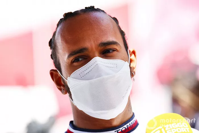 Lewis Hamilton, Mercedes, habla con los medios